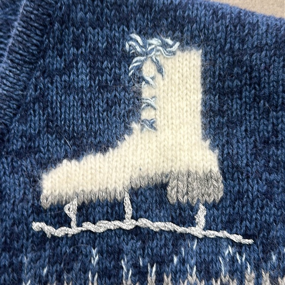Nortcreast sweater vest blue and white knitted wit winter designs size medium - Picture 5 of 12